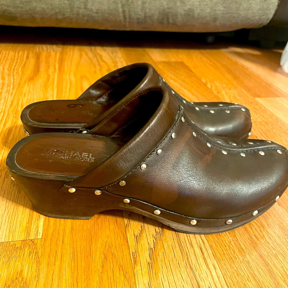 Michael kors brown leather women mule size 7M.